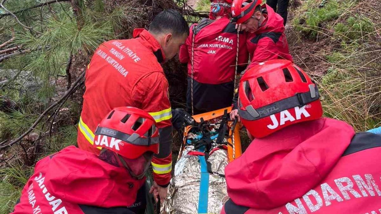 Kabak Koyu’nda kayalıklardan düşen genç kurtarıldı