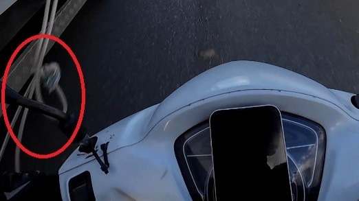 Kamyonetten sarkan ipe dolanan motosikletli ölümle burun buruna geldi