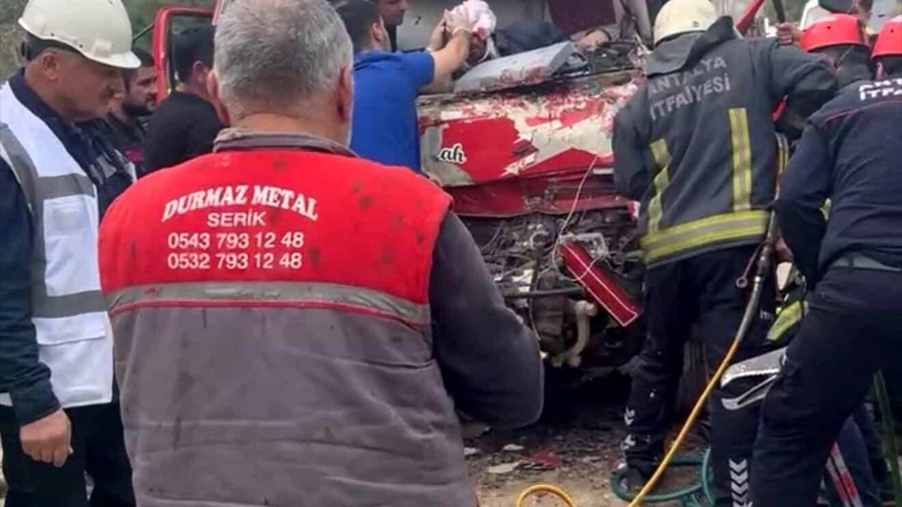 Kamyonlar çarpıştı: 1 yaralı