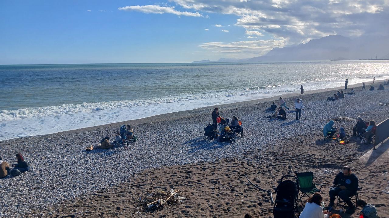 Konyaaltı Sahili'nde yoğunluk!