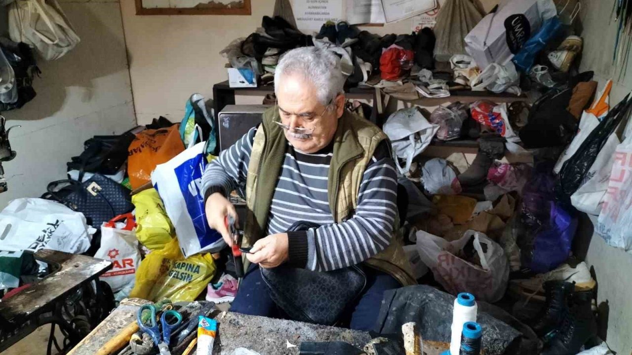 Köyceğiz’in son ayakkabı ustası, emekli oldu ama mesleğini bırakamadı