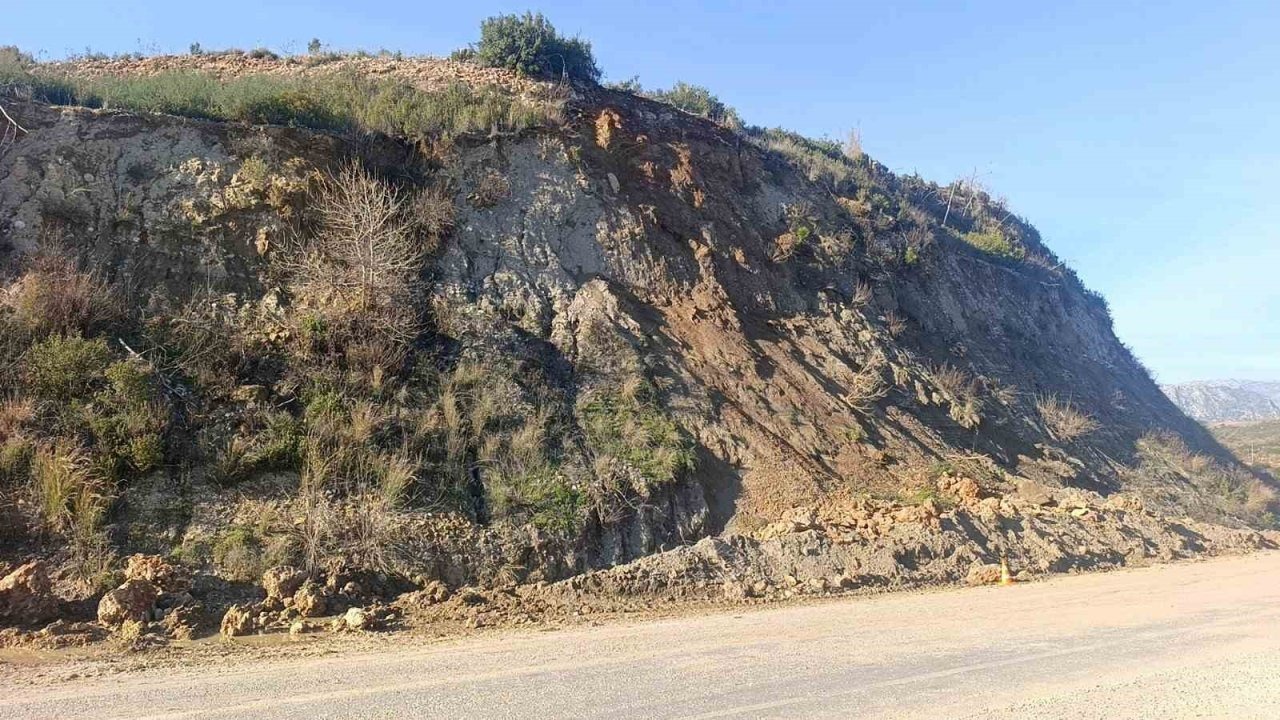 Manavgat’ta yol güvenliğini tehdit eden dev kaya parçalanıp kaldırıldı