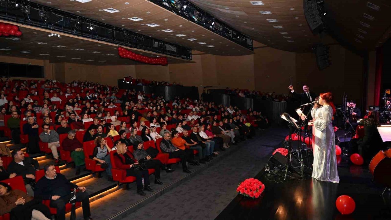 Mersin’de Sevgililer Günü’ne özel Ajda Pekkan şarkıları konseri