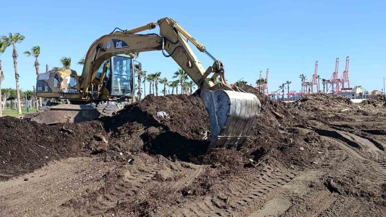 Mersin’de yağıştan etkilenen bölgelerde onarım çalışması sürüyor