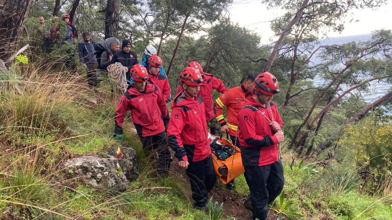 Muğla’da kayalıklardan düşen genç kurtarıldı