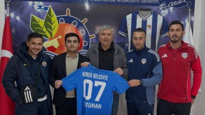 Mustafa Batuhan Küçük’e anlamlı forma takdimi