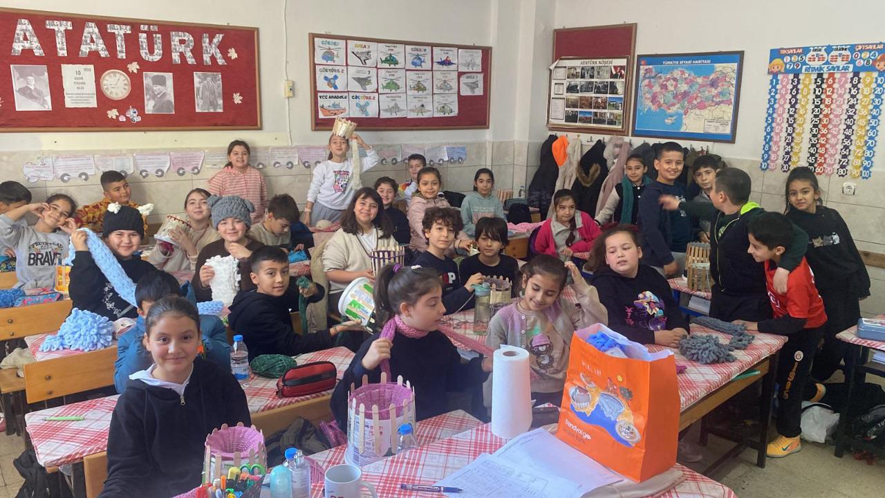 Öğrencilerden depremzede çocuklara hediye