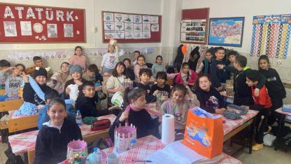 Öğrencilerden depremzede çocuklara hediye