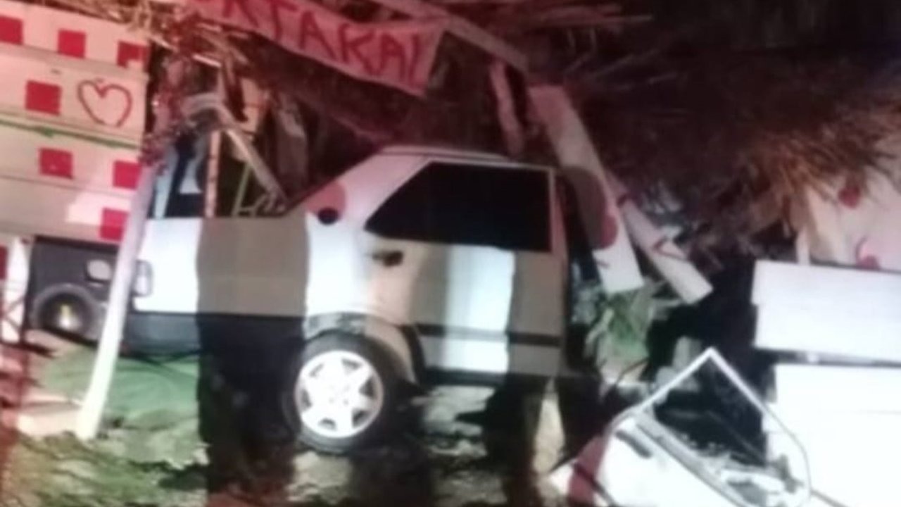 Otomobiliyle çilek tezgahına çarptı