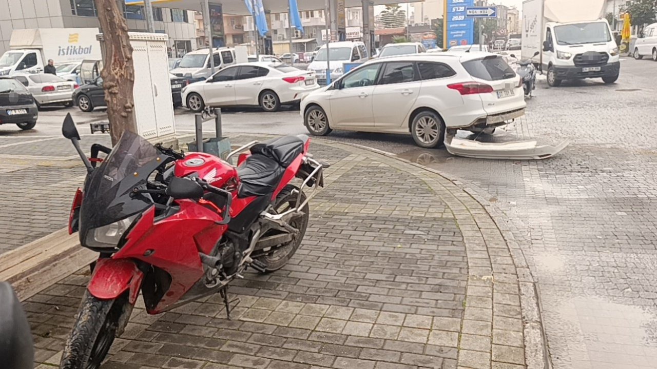 Ters yönden gelen motosikletin otomobille çarpışma anı kamerada: 1 yaralı