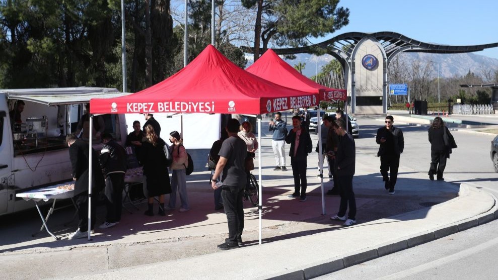 Trafik kazasında hayatını kaybeden öğrenciler için lokma dağıtıldı