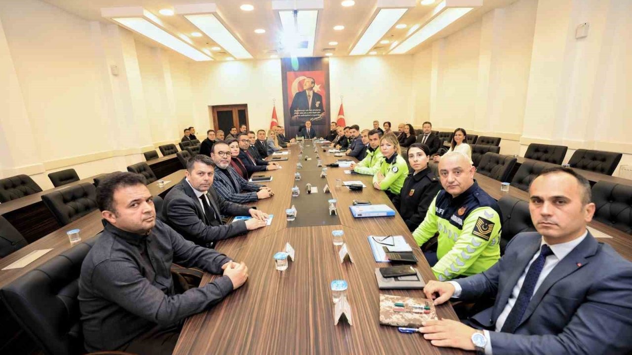 Vali Akbıyık başkanlığında ‘Okul Güvenliği’ toplantısı yapıldı