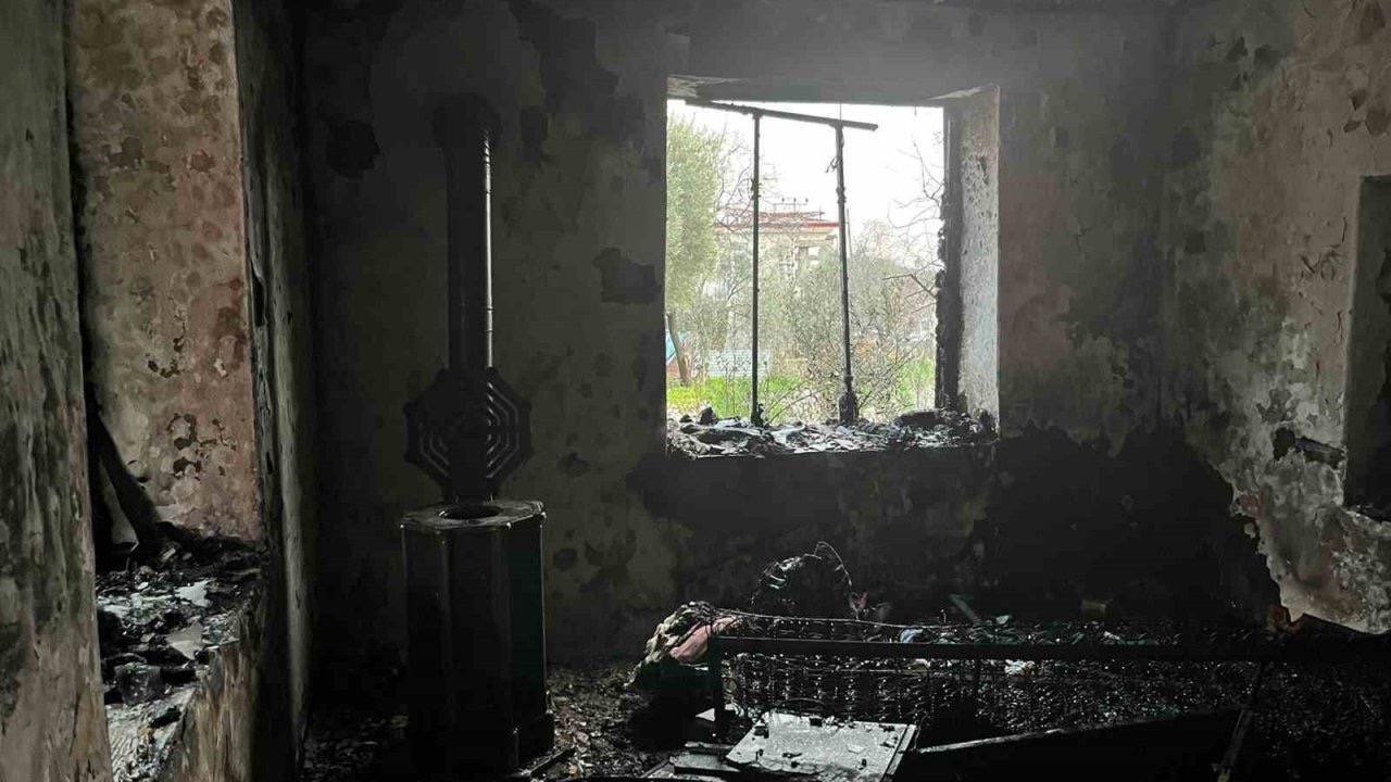 Yangına uykuda yakalanan yaşlı kadın hastaneye kaldırıldı