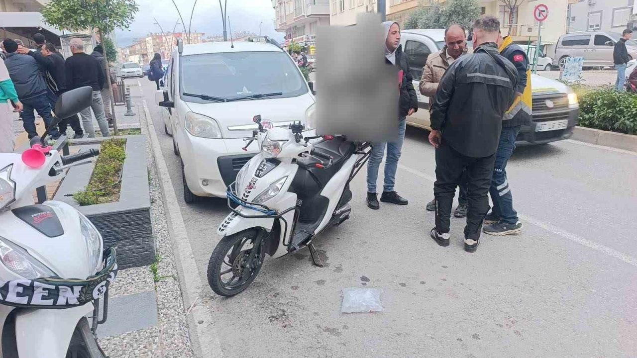 Yayalara yol veren motosiklete otomobilin çarptığı anlar kamerada: 1 yaralı