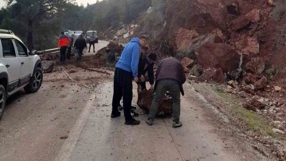 Yola düşen kayaları iple araca bağlayıp çektiler
