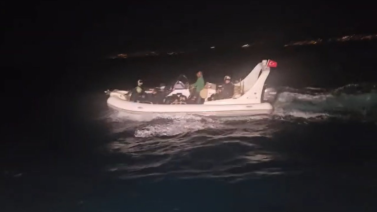 21 kaçak göçmen ve 1 göçmen kaçakçısı şüphelisi yakalandı