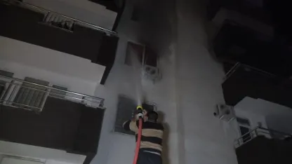 5 katlı binada korkutan yangın:2 kişi dumandan etkilendi