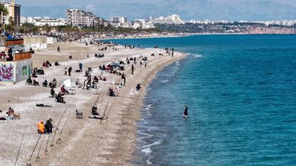 Antalya'da sahilde deniz, zirvede kayak keyfi