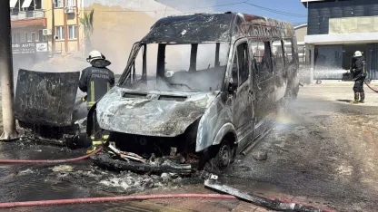 Park halindeki otomobil ve midibüs alev alev yandı