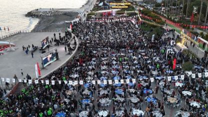 10 bin kişi deniz kenarında iftarda buluştu