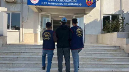 Serik’te çeşitli suçlardan aranan 5 kişi yakaladı
