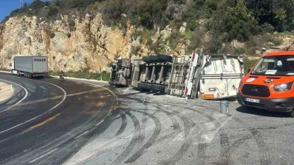 Gazipaşa’da muz yüklü tır devrildi