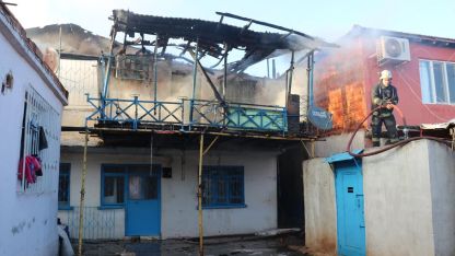 Antalya’da 2 katlı ev sobadan çıkan yangında küle döndü