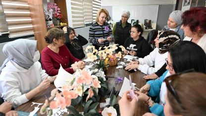 Kadınlar yapay çiçek kursuyla üretip kazanıyor