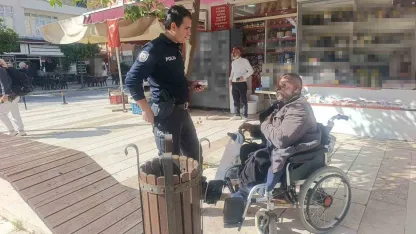 Antalya’da yaya geçidinde engelli aracına otomobilin çarpma anı kamerada