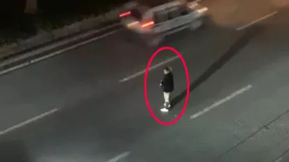 Yol ortasında bekledi, sürücülere zor anlar yaşattı