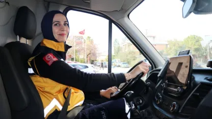 Ambulans şoförü Gülser: Direksiyonda saniyelerle yarışıyoruz
