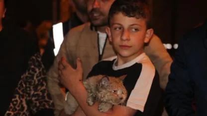 Yangında dairede mahsur kalan kedi 'Duman'ı itfaiye kurtardı