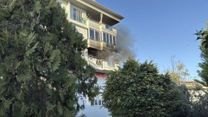 Daire yangında zarar gördü