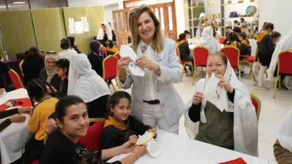 Nineler ve torunları mendil geleneğinde buluştu