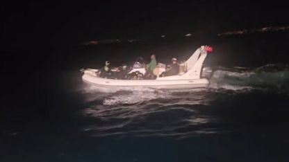 21 kaçak göçmen ve 1 göçmen kaçakçısı şüphelisi yakalandı