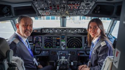 42 yıllık pilot son uçuşunda kokpiti, ilk seferine çıkan kızıyla paylaştı