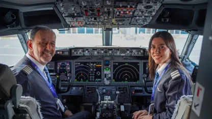 42 yıllık pilot son uçuşunda kokpiti, ilk seferine çıkan kızıyla paylaştı