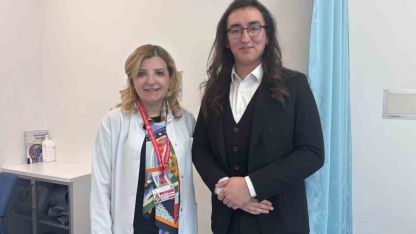 Görme kaybı yaşarken ders çalıştı, şimdi doktorlarıyla meslektaş olmayı hedefliyor