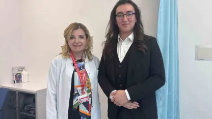 Görme kaybı yaşarken ders çalıştı, şimdi doktorlarıyla meslektaş olmayı hedefliyor