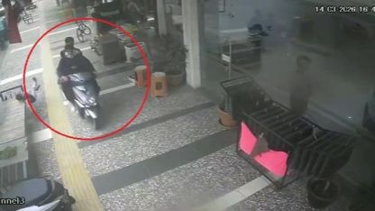 İş yerinden fırlayan 5 yaşındaki çocuğun ölümden döndüğü kaza anları güvenlik kamerasına yansıdı