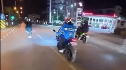 Sürücülerinin tek teker üzerinde kullandığı 2 motosiklet kaza yaptı: 2 yaralı