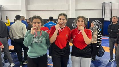 Kadınlardan güreşte 3 madalya