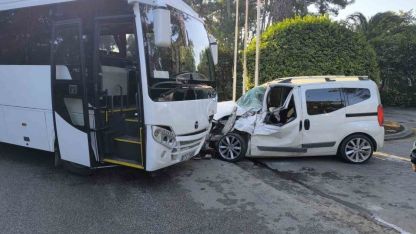 Manavgat’ta servis otobüsü ile hafif ticari araç çarpıştı