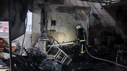 Mobilya atölyesindeki yangını itfaiye söndürdü