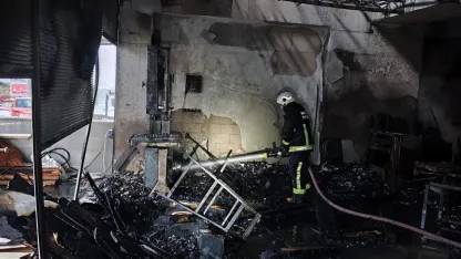 Mobilya atölyesindeki yangını itfaiye söndürdü