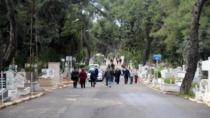 Arife günü mezarlıklara duygusal ziyaret