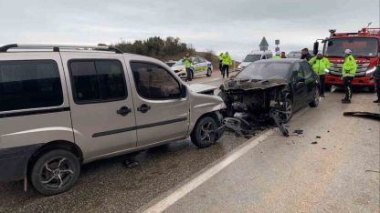 Eğirdir’de 3 aracın karıştığı kazada 8 kişi yaralandı