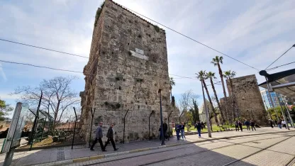 Tramvay tehdidindeki 2 bin yıllık burçlara tel örgülü önlem
