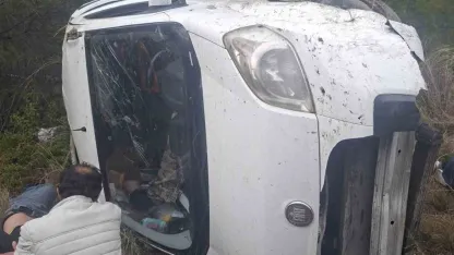 Akseki-Manavgat Karayolunda hafif ticari araç şarampole devrildi: 1’i ağır 6 yaralı