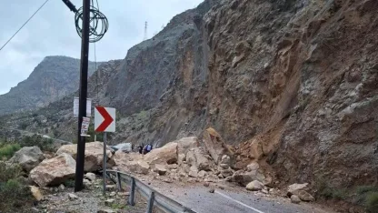 Mersin-Antalya karayolunda heyelan: Yol trafiğe kapandı, 1 yaralı